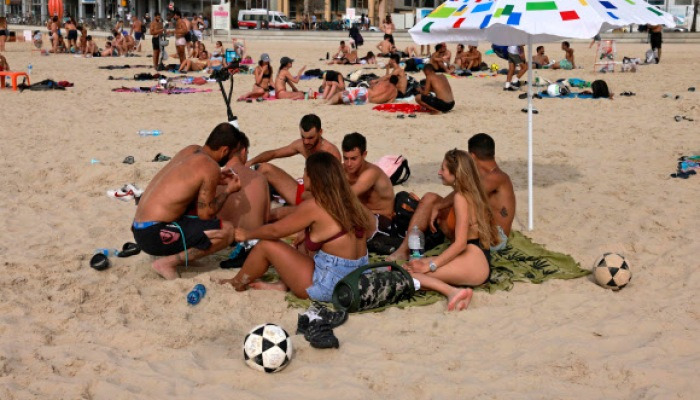 [서울포토] '노마스크' 일광욕 즐기기.. 일상 되찾은 이스라엘