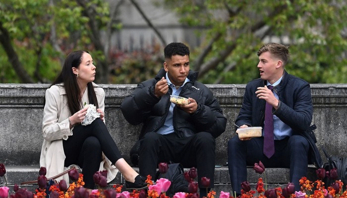 마스크 벗고 식사하며 얘기하는 런던 시민들