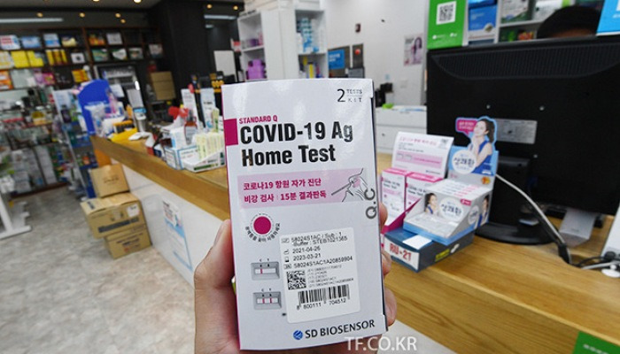 '집에서도 코로나19 진단을'..판매 시작한 코로나 자가진단키트 [TF사진관]
