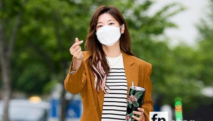 [포토] 정소민, '브라운 재킷에 스트라이프 티셔츠