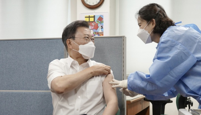 [포토] 38일 만에.. AZ 2차 접종 받는 文대통령