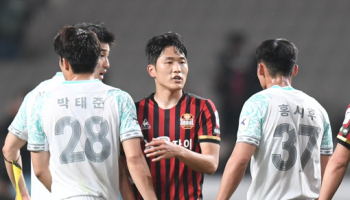 나상호 '경기 후 성남 선수들과 인사 '[MK포토]