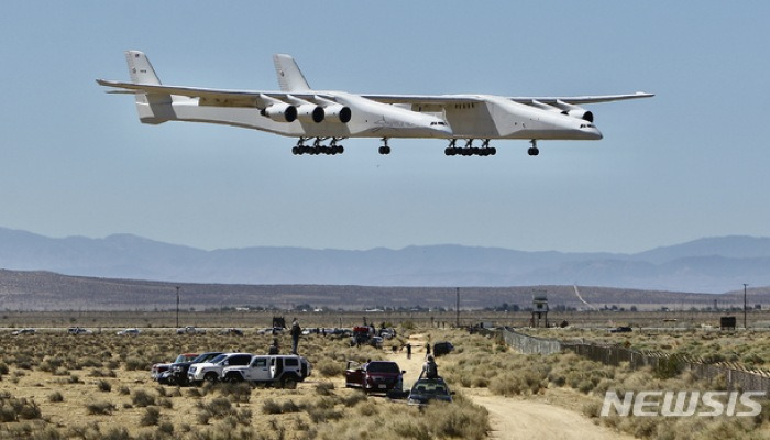 2차 시험 비행하는 최장 날개 비행기 '스트랜토론치'