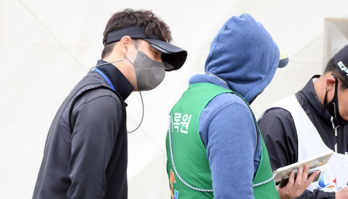 김성수, '박찬호 기록 알려주세요' [사진]