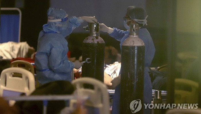 코로나19 환자 치료용 산소통 설치하는 인도 의료진
