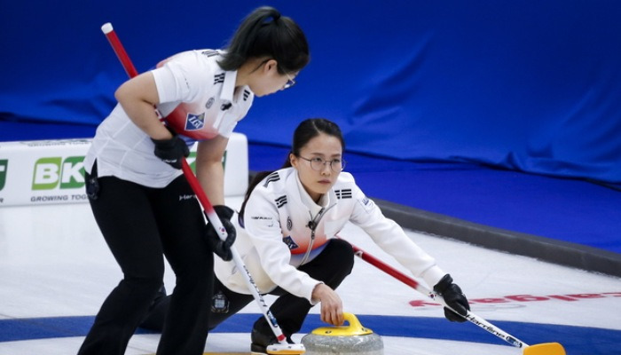 스위스 상대 샷하는 김은정