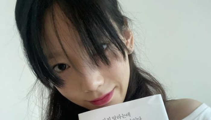 '성덕된 소녀시대' 태연, 나태주 시집 선물에 수줍은 표정 [TEN ★]