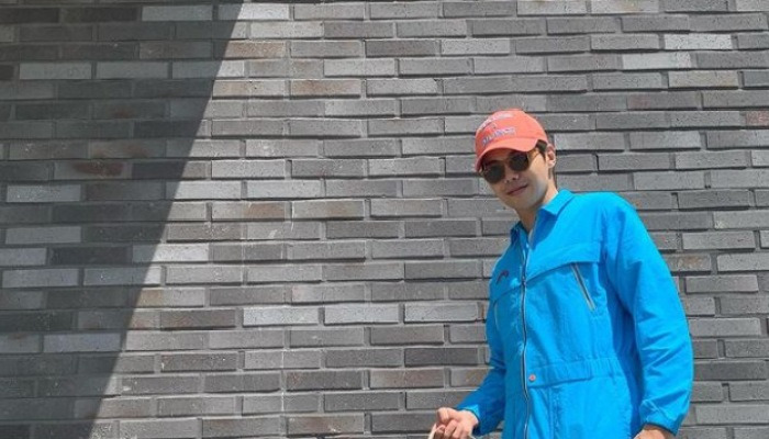 박은석 '나혼산' 출연 반려견 몰리와 산책 '폭풍성장했네' [SNS★컷]