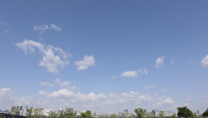 비온 뒤 서울 하늘 맑음