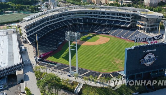 코로나19에 텅 빈 창원NC파크와 주차장