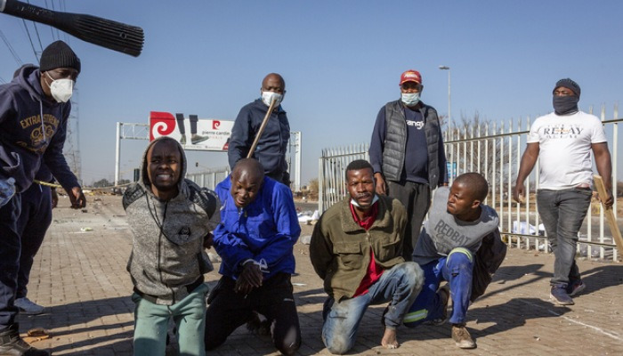 상점 약탈 중 붙잡혀 매맞는 남아공 청년들