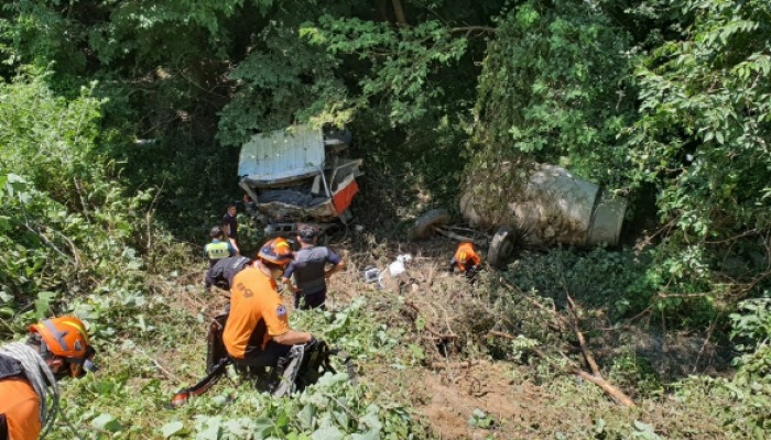 보은서 레미콘 차량 30m 언덕 아래 추락..60대 심정지