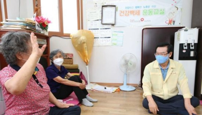 [포토]성장현 용산구청장, 폭염 대비 무더위쉼터 점검