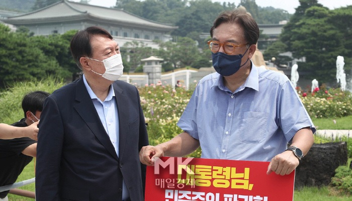 [포토] 청와대앞 1인시위 현장 찾은 윤석열