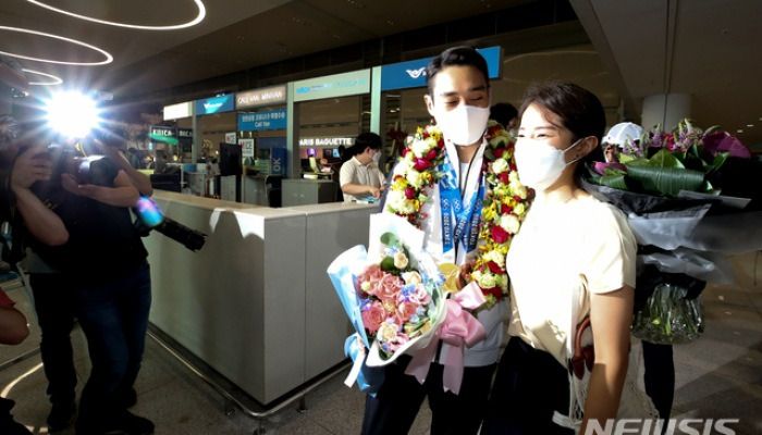 금의환향 펜싱 김정환 '아내와 기쁨을'