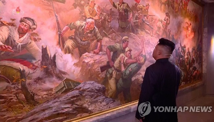 우의탑 내부 둘러보는 김정은